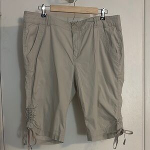 Caribbean Joe Women’s Tan Shorts, size 16